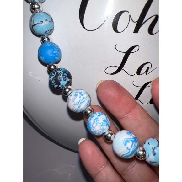 Blue beaded polymer clay stretch necklace - Picture 3 of 4